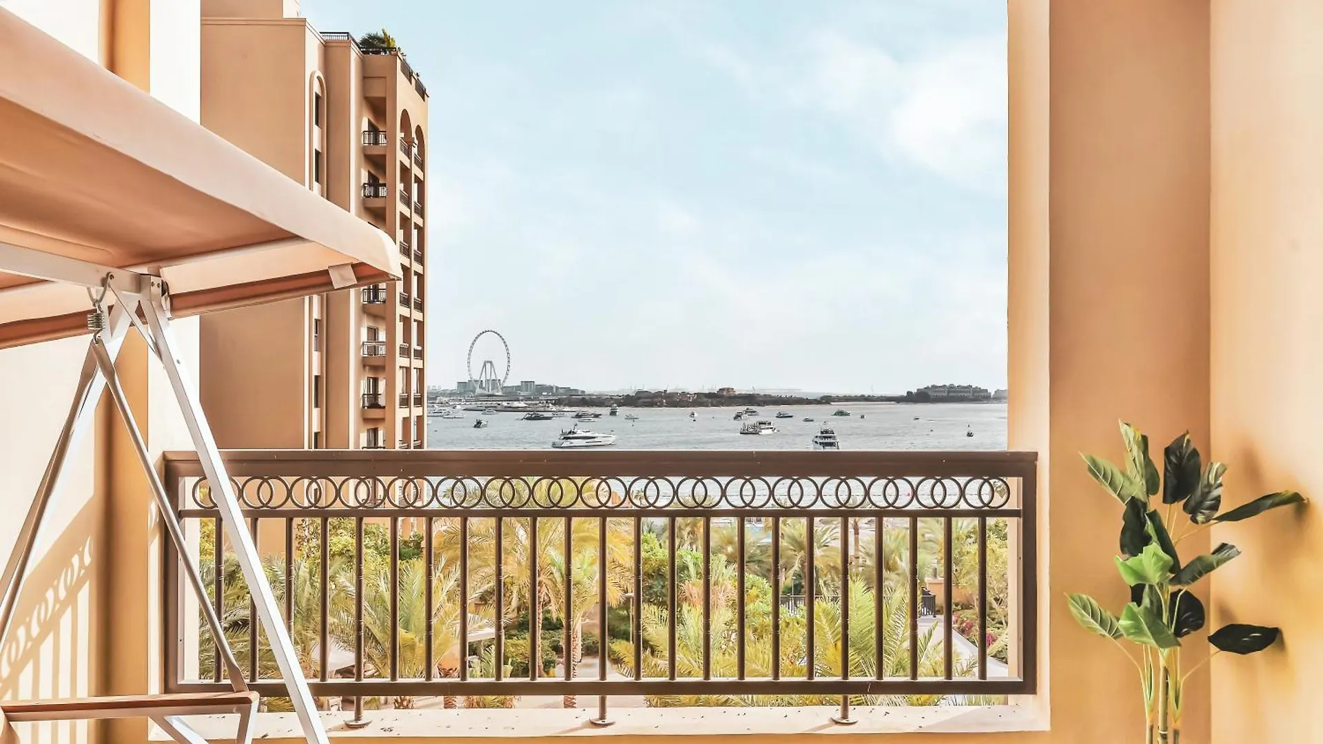 New Fairmont Residence With Private Beach On Palmjumeirah Dubai