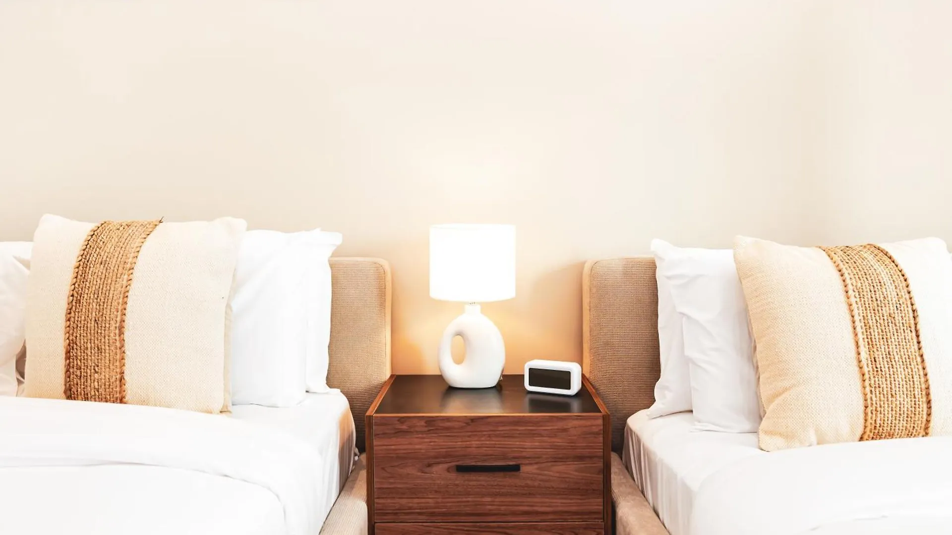 New Fairmont Residence With Private Beach On Palmjumeirah Dubai Apartment
