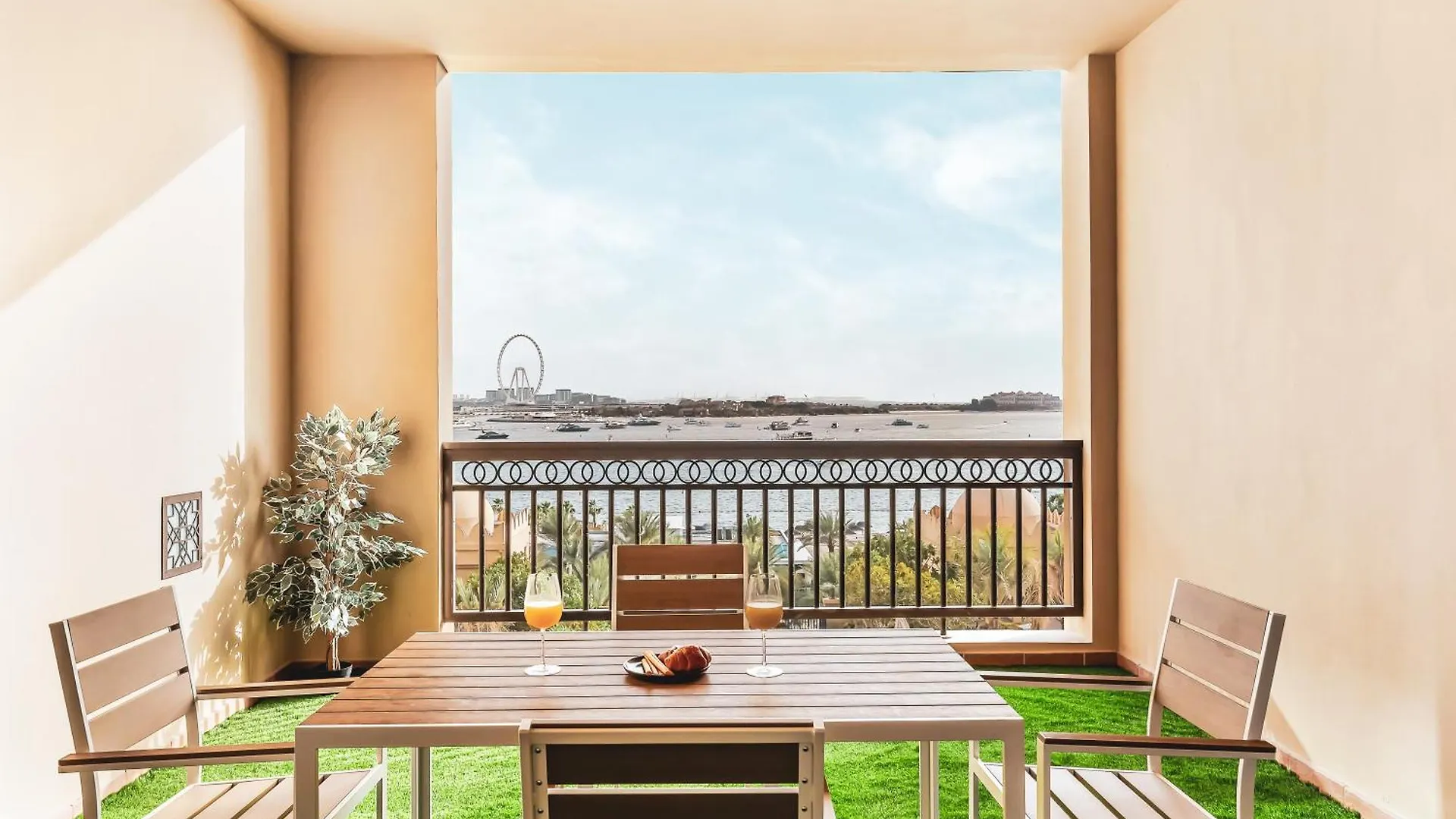 Apartment New Fairmont Residence With Private Beach On Palmjumeirah Dubai